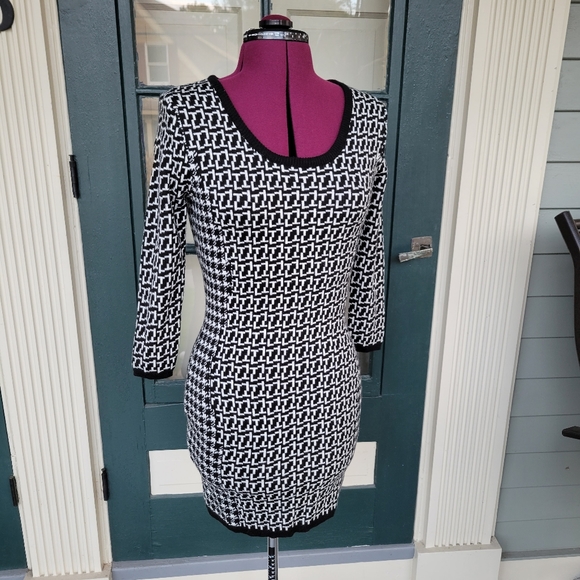Jessica Simpson Black and White 3/4 Sleeve Houndstooth Sweater Dress M
